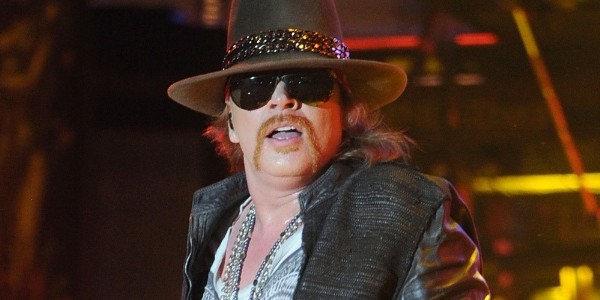 axl-rose-durante-show-do-guns-nroses-em-hollywood-9312-1339075820701_615x300