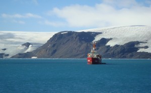 Antartica - filme de Evaldo Mocarzel - A partir de uma expedição de geólogos brasileiros, o filme propõe uma incursão nas paisagens do continente do Pólo Sul.