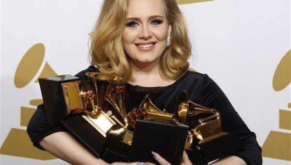 a-cantora-adele-segura-seus-seis-premios-grammy-na-54-cerimonia-anual-do-grammy-awards-em-los-angeles-california-1329134878333_615x470